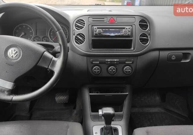 Красный Фольксваген Гольф, объемом двигателя 1.6 л и пробегом 390 тыс. км за 4600 $, фото 4 на Automoto.ua