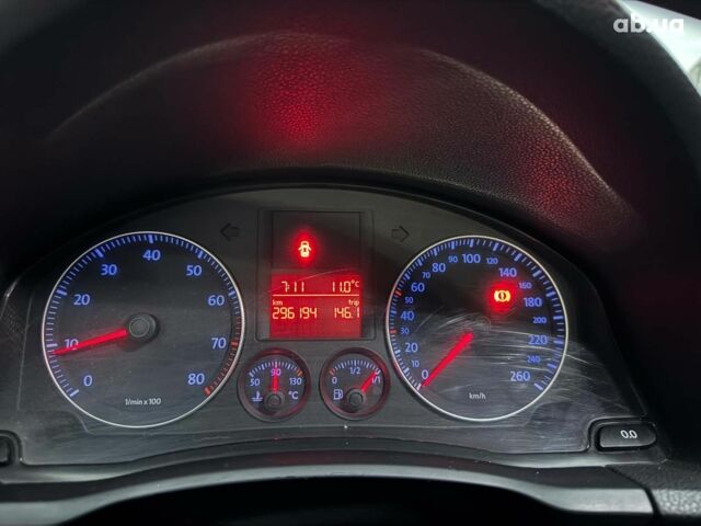 Красный Фольксваген Гольф, объемом двигателя 1.6 л и пробегом 296 тыс. км за 5990 $, фото 14 на Automoto.ua