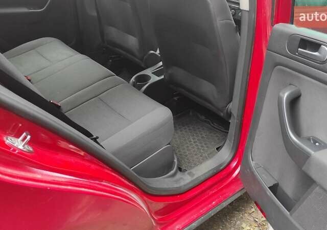 Красный Фольксваген Гольф, объемом двигателя 1.6 л и пробегом 390 тыс. км за 4600 $, фото 1 на Automoto.ua