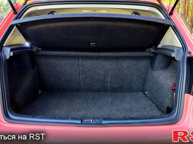 Червоний Фольксваген Гольф, об'ємом двигуна 1.6 л та пробігом 341 тис. км за 5800 $, фото 13 на Automoto.ua