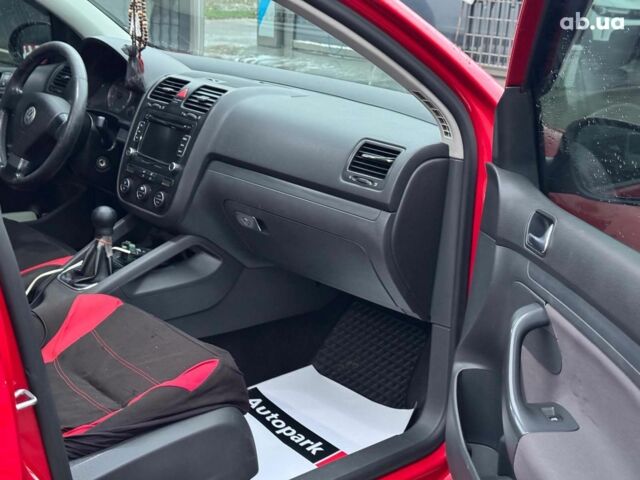 Красный Фольксваген Гольф, объемом двигателя 1.6 л и пробегом 296 тыс. км за 5990 $, фото 10 на Automoto.ua