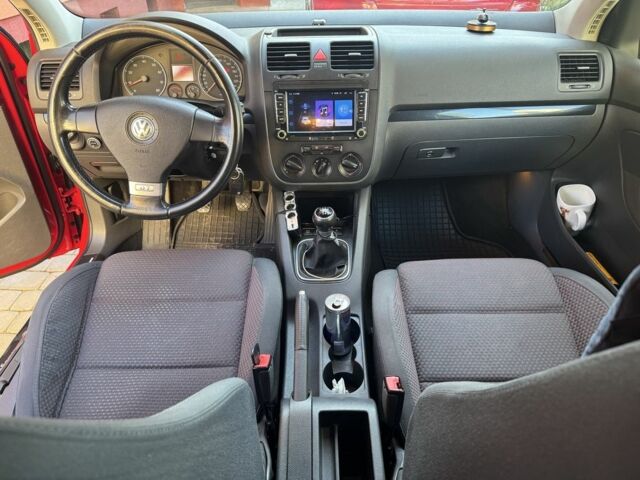 Красный Фольксваген Гольф, объемом двигателя 1.4 л и пробегом 248 тыс. км за 2500 $, фото 13 на Automoto.ua