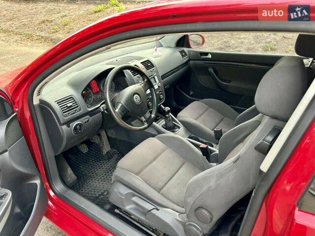 Красный Фольксваген Гольф, объемом двигателя 1.4 л и пробегом 221 тыс. км за 5599 $, фото 14 на Automoto.ua