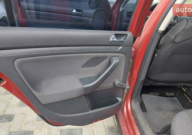 Красный Фольксваген Гольф, объемом двигателя 2 л и пробегом 316 тыс. км за 5000 $, фото 4 на Automoto.ua