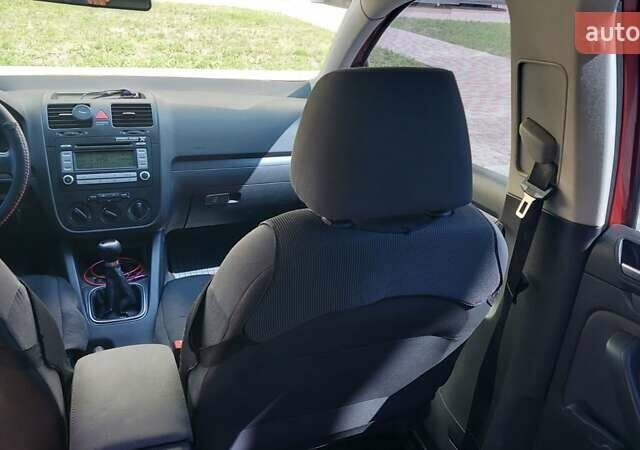 Красный Фольксваген Гольф, объемом двигателя 2 л и пробегом 316 тыс. км за 5000 $, фото 13 на Automoto.ua