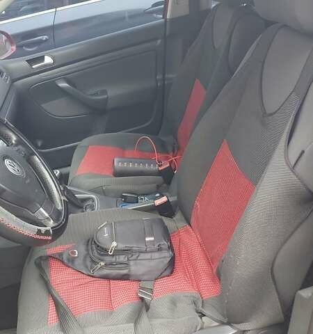 Красный Фольксваген Гольф, объемом двигателя 2 л и пробегом 316 тыс. км за 5000 $, фото 5 на Automoto.ua