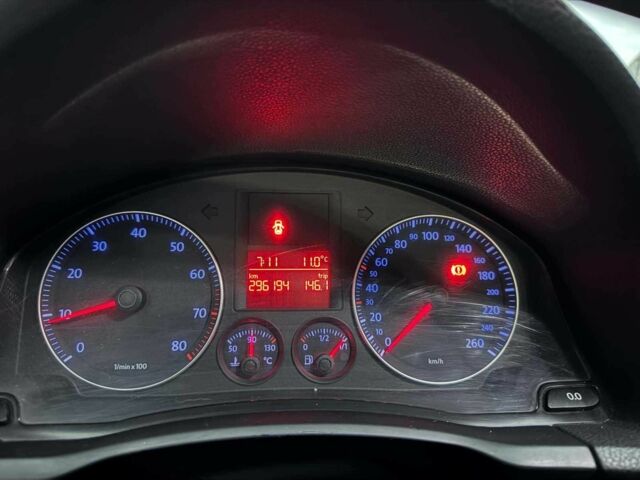 Красный Фольксваген Гольф, объемом двигателя 1.6 л и пробегом 296 тыс. км за 5990 $, фото 14 на Automoto.ua