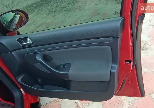 Красный Фольксваген Гольф, объемом двигателя 1.6 л и пробегом 201 тыс. км за 6800 $, фото 21 на Automoto.ua