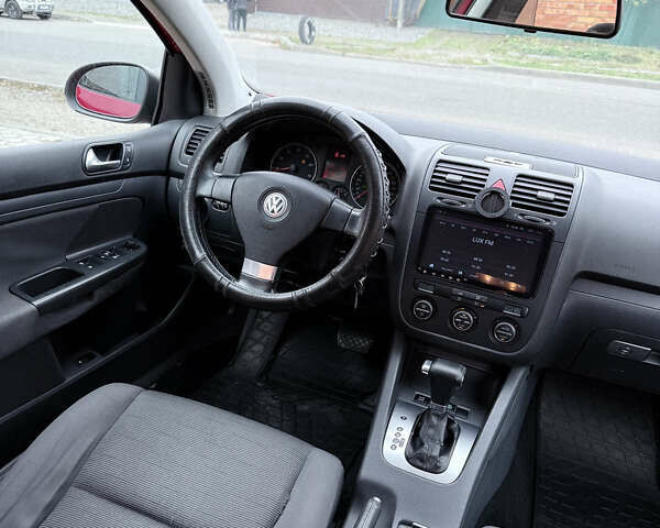 Красный Фольксваген Гольф, объемом двигателя 1.6 л и пробегом 287 тыс. км за 6200 $, фото 5 на Automoto.ua