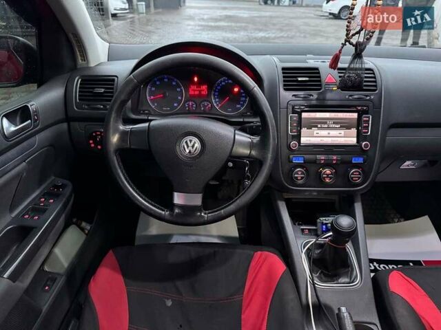 Красный Фольксваген Гольф, объемом двигателя 1.6 л и пробегом 296 тыс. км за 5990 $, фото 11 на Automoto.ua