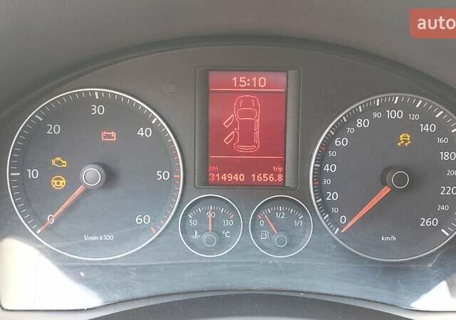 Красный Фольксваген Гольф, объемом двигателя 2 л и пробегом 316 тыс. км за 5000 $, фото 7 на Automoto.ua