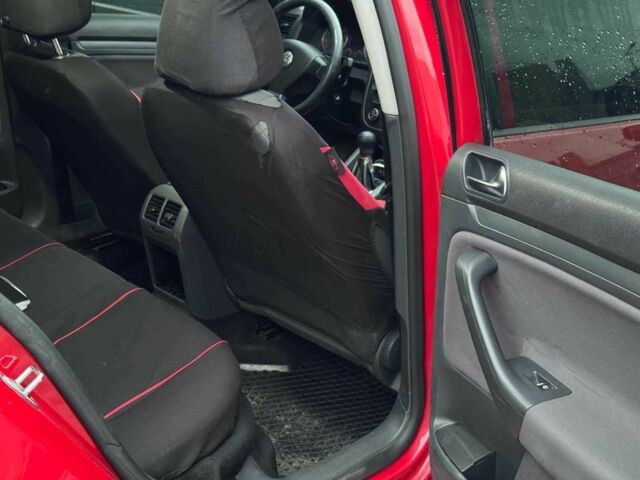 Красный Фольксваген Гольф, объемом двигателя 1.6 л и пробегом 296 тыс. км за 5990 $, фото 9 на Automoto.ua