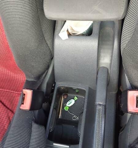 Красный Фольксваген Гольф, объемом двигателя 2 л и пробегом 316 тыс. км за 5000 $, фото 19 на Automoto.ua