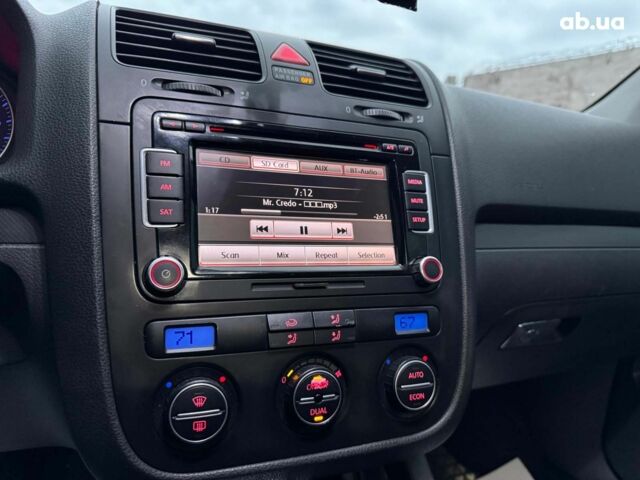 Красный Фольксваген Гольф, объемом двигателя 1.6 л и пробегом 296 тыс. км за 5990 $, фото 16 на Automoto.ua