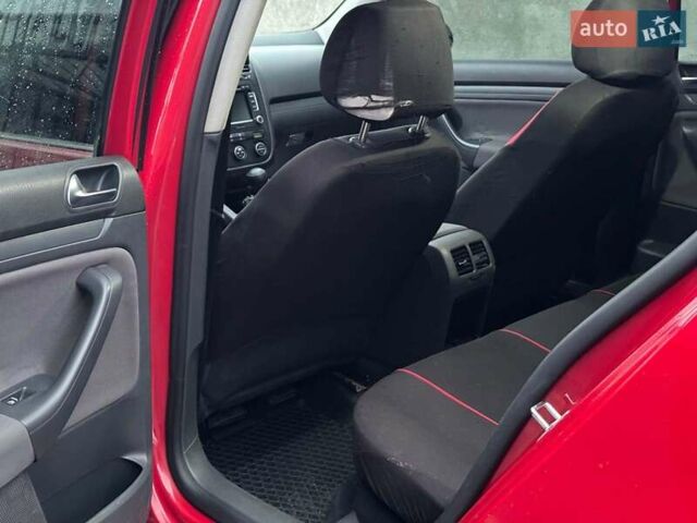 Красный Фольксваген Гольф, объемом двигателя 1.6 л и пробегом 296 тыс. км за 5990 $, фото 8 на Automoto.ua