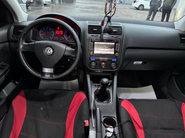 Красный Фольксваген Гольф, объемом двигателя 1.6 л и пробегом 296 тыс. км за 5990 $, фото 12 на Automoto.ua