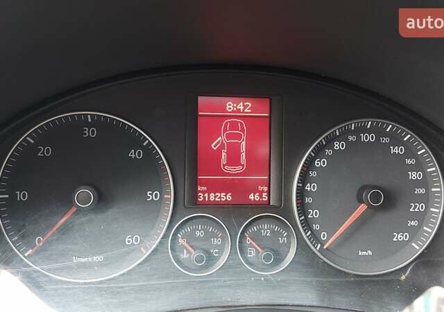 Красный Фольксваген Гольф, объемом двигателя 2 л и пробегом 316 тыс. км за 5000 $, фото 1 на Automoto.ua