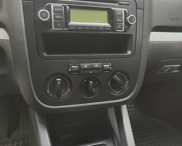 Красный Фольксваген Гольф, объемом двигателя 1.6 л и пробегом 184 тыс. км за 6450 $, фото 12 на Automoto.ua