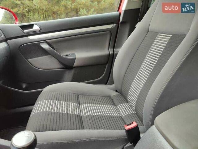 Красный Фольксваген Гольф, объемом двигателя 1.6 л и пробегом 184 тыс. км за 6450 $, фото 14 на Automoto.ua