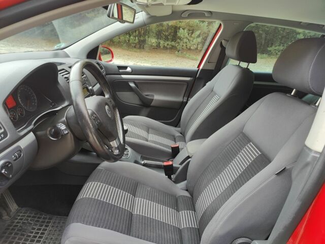 Красный Фольксваген Гольф, объемом двигателя 1.6 л и пробегом 184 тыс. км за 6450 $, фото 4 на Automoto.ua