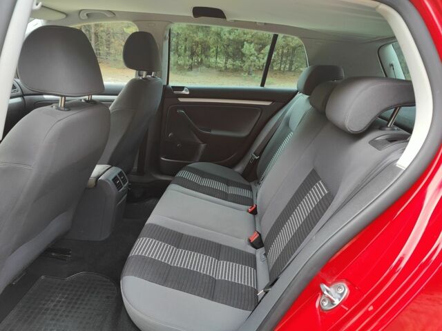 Красный Фольксваген Гольф, объемом двигателя 1.6 л и пробегом 184 тыс. км за 6450 $, фото 5 на Automoto.ua