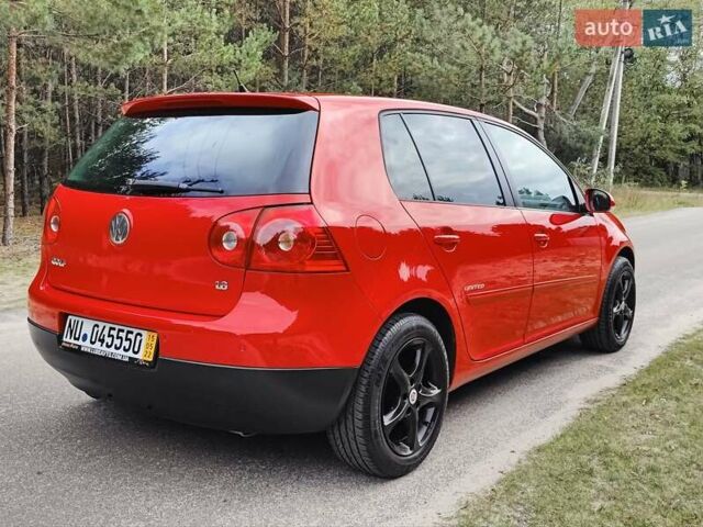 Красный Фольксваген Гольф, объемом двигателя 1.6 л и пробегом 184 тыс. км за 6450 $, фото 2 на Automoto.ua