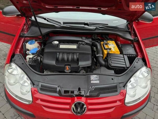 Красный Фольксваген Гольф, объемом двигателя 1.6 л и пробегом 126 тыс. км за 6799 $, фото 2 на Automoto.ua