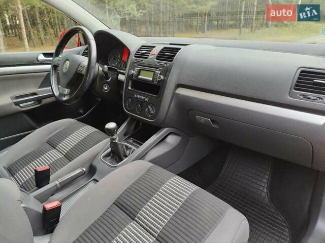 Красный Фольксваген Гольф, объемом двигателя 1.6 л и пробегом 184 тыс. км за 6450 $, фото 25 на Automoto.ua