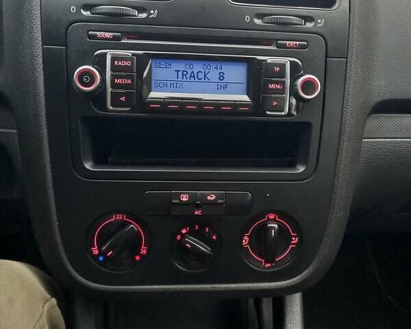 Красный Фольксваген Гольф, объемом двигателя 1.39 л и пробегом 205 тыс. км за 5399 $, фото 50 на Automoto.ua