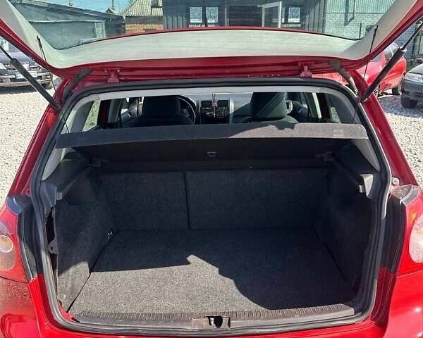 Красный Фольксваген Гольф, объемом двигателя 1.6 л и пробегом 216 тыс. км за 5990 $, фото 4 на Automoto.ua