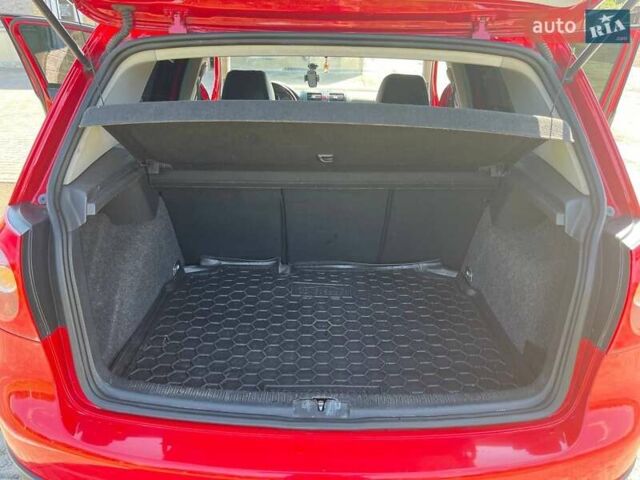 Красный Фольксваген Гольф, объемом двигателя 1.6 л и пробегом 231 тыс. км за 5500 $, фото 1 на Automoto.ua