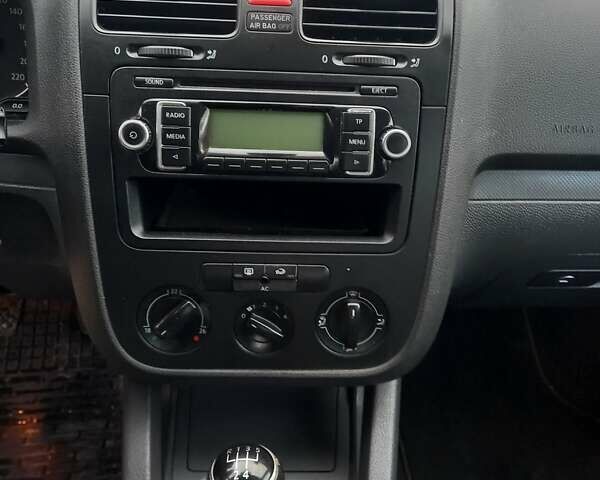 Красный Фольксваген Гольф, объемом двигателя 1.39 л и пробегом 205 тыс. км за 5399 $, фото 20 на Automoto.ua