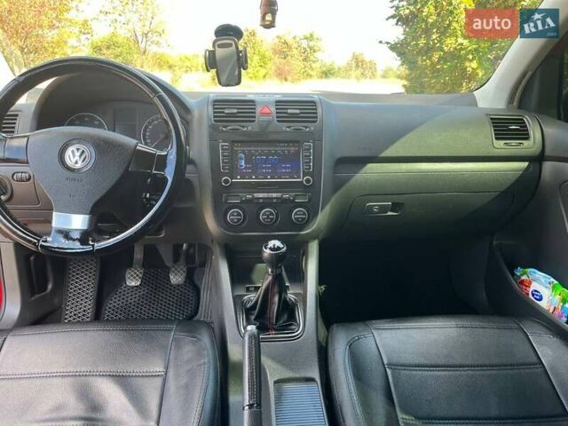 Красный Фольксваген Гольф, объемом двигателя 1.6 л и пробегом 231 тыс. км за 5500 $, фото 4 на Automoto.ua