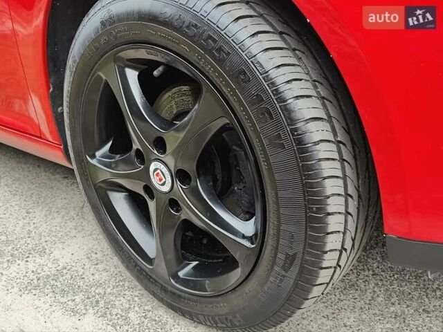 Красный Фольксваген Гольф, объемом двигателя 1.6 л и пробегом 184 тыс. км за 6450 $, фото 3 на Automoto.ua