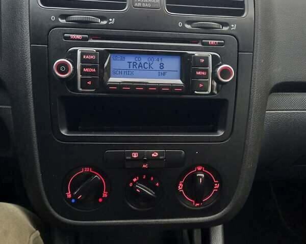 Красный Фольксваген Гольф, объемом двигателя 1.39 л и пробегом 205 тыс. км за 5399 $, фото 49 на Automoto.ua