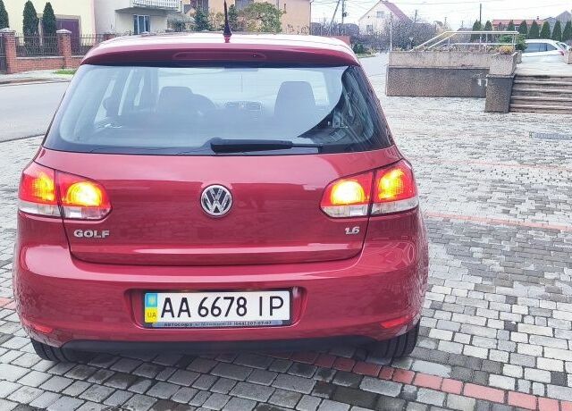 Красный Фольксваген Гольф, объемом двигателя 1.6 л и пробегом 196 тыс. км за 8000 $, фото 11 на Automoto.ua