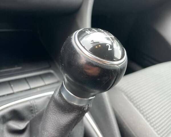 Красный Фольксваген Гольф, объемом двигателя 1.6 л и пробегом 299 тыс. км за 7099 $, фото 21 на Automoto.ua