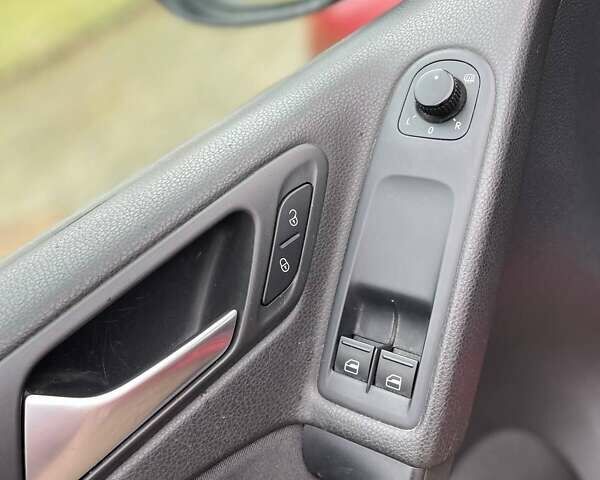 Красный Фольксваген Гольф, объемом двигателя 1.6 л и пробегом 299 тыс. км за 7099 $, фото 30 на Automoto.ua