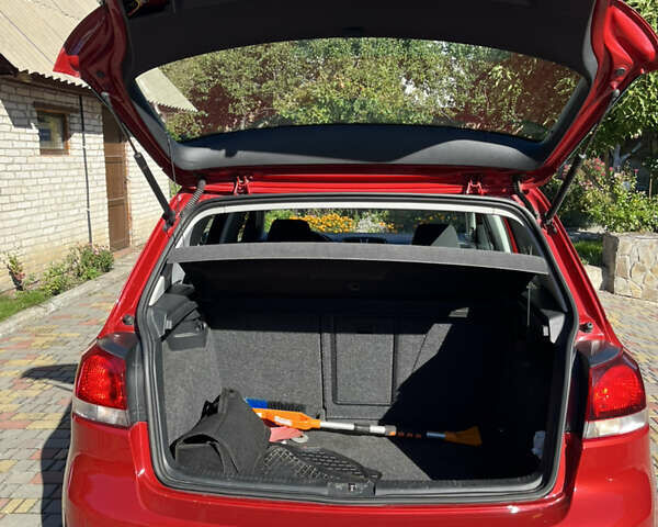 Червоний Фольксваген Гольф, об'ємом двигуна 1.39 л та пробігом 257 тис. км за 7990 $, фото 14 на Automoto.ua