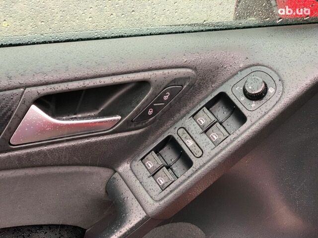 Красный Фольксваген Гольф, объемом двигателя 1.6 л и пробегом 197 тыс. км за 7690 $, фото 19 на Automoto.ua