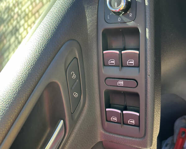 Червоний Фольксваген Гольф, об'ємом двигуна 1.39 л та пробігом 257 тис. км за 7990 $, фото 7 на Automoto.ua