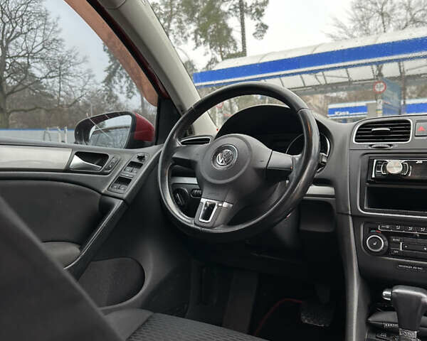 Красный Фольксваген Гольф, объемом двигателя 1.6 л и пробегом 288 тыс. км за 8000 $, фото 14 на Automoto.ua