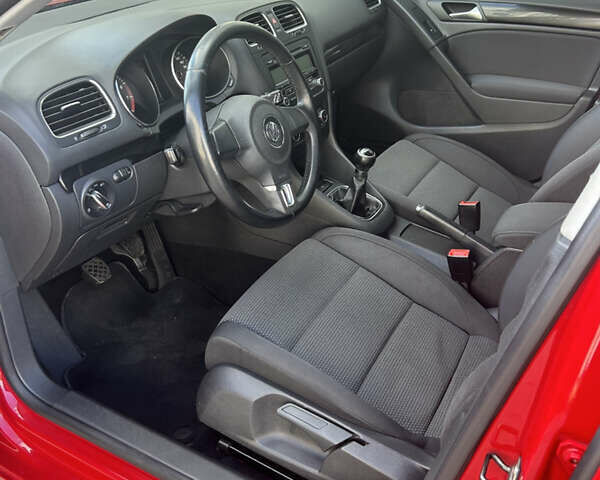 Красный Фольксваген Гольф, объемом двигателя 1.4 л и пробегом 205 тыс. км за 7350 $, фото 20 на Automoto.ua