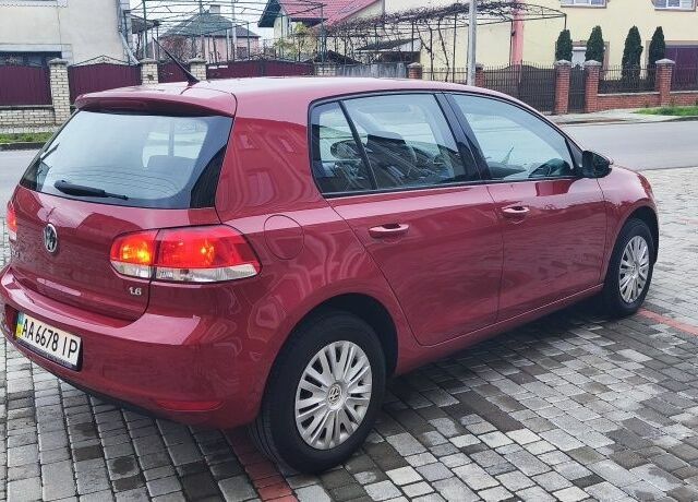 Красный Фольксваген Гольф, объемом двигателя 1.6 л и пробегом 196 тыс. км за 8000 $, фото 7 на Automoto.ua