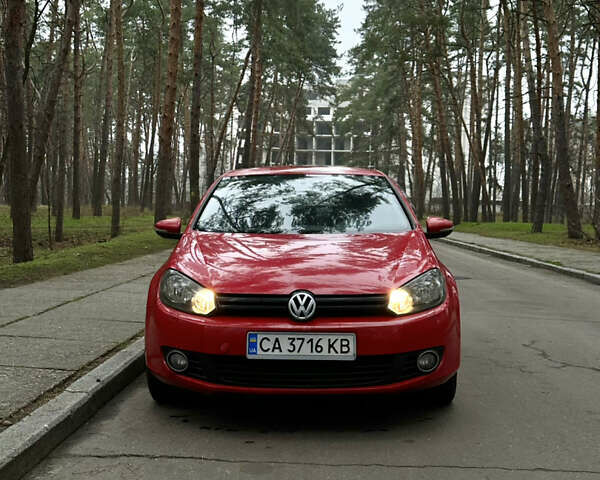Красный Фольксваген Гольф, объемом двигателя 1.6 л и пробегом 288 тыс. км за 8000 $, фото 1 на Automoto.ua
