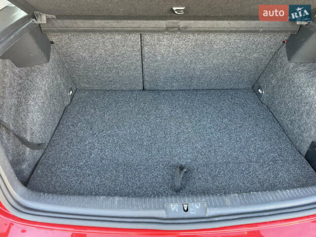 Червоний Фольксваген Гольф, об'ємом двигуна 1.6 л та пробігом 195 тис. км за 6900 $, фото 9 на Automoto.ua