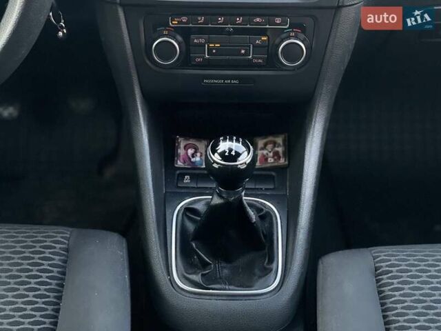 Красный Фольксваген Гольф, объемом двигателя 1.2 л и пробегом 205 тыс. км за 6800 $, фото 17 на Automoto.ua