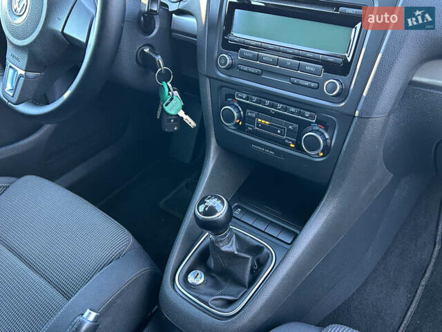 Красный Фольксваген Гольф, объемом двигателя 1.6 л и пробегом 270 тыс. км за 7700 $, фото 9 на Automoto.ua