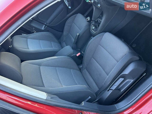 Красный Фольксваген Гольф, объемом двигателя 1.6 л и пробегом 270 тыс. км за 7700 $, фото 6 на Automoto.ua