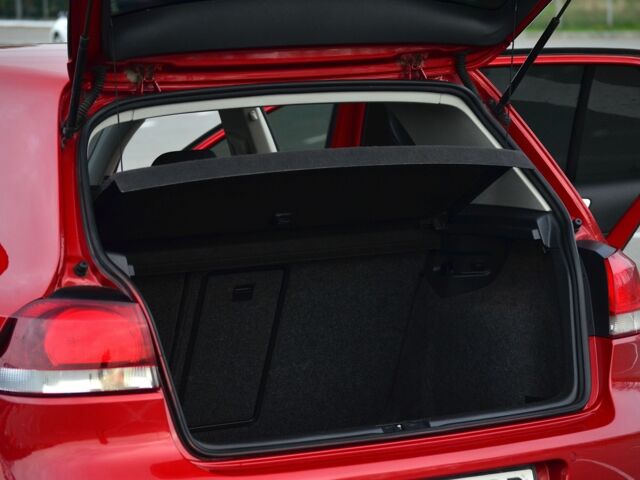 Червоний Фольксваген Гольф, об'ємом двигуна 1.4 л та пробігом 150 тис. км за 7500 $, фото 12 на Automoto.ua